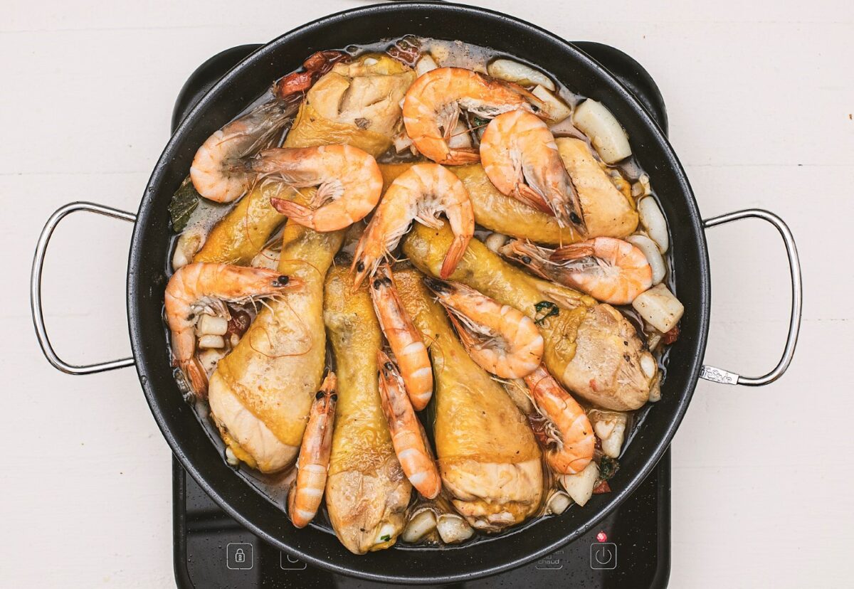 Guiso de pollo con sepia y langostinos