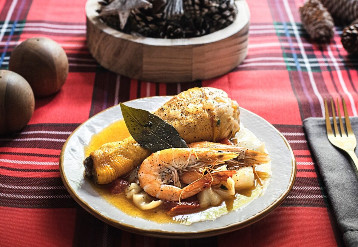 Guiso de pollo con sepia y langostinos