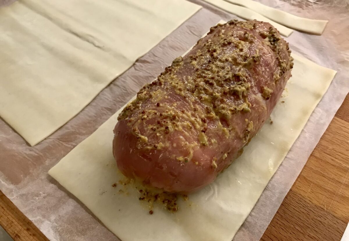 Pavo con costra de hojaldre relleno de orejones y piñones