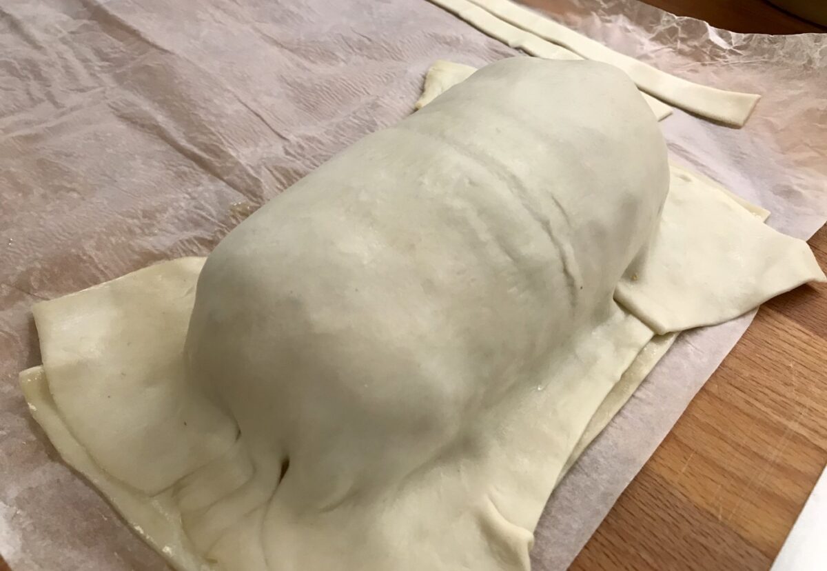 Pavo con costra de hojaldre relleno de orejones y piñones