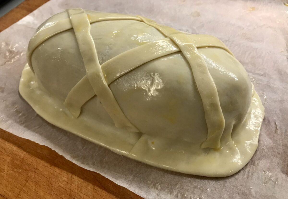 Pavo con costra de hojaldre relleno de orejones y piñones