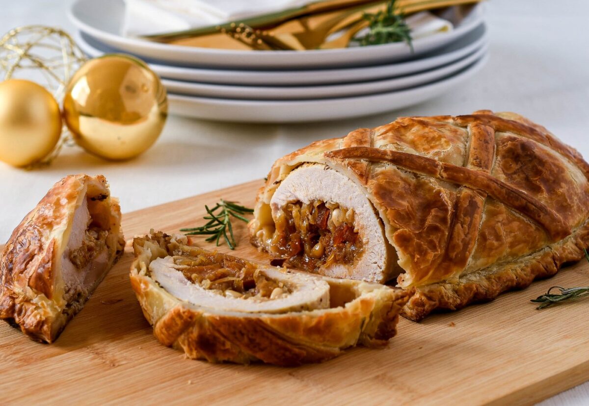 Pavo con costra de hojaldre relleno de orejones y piñones