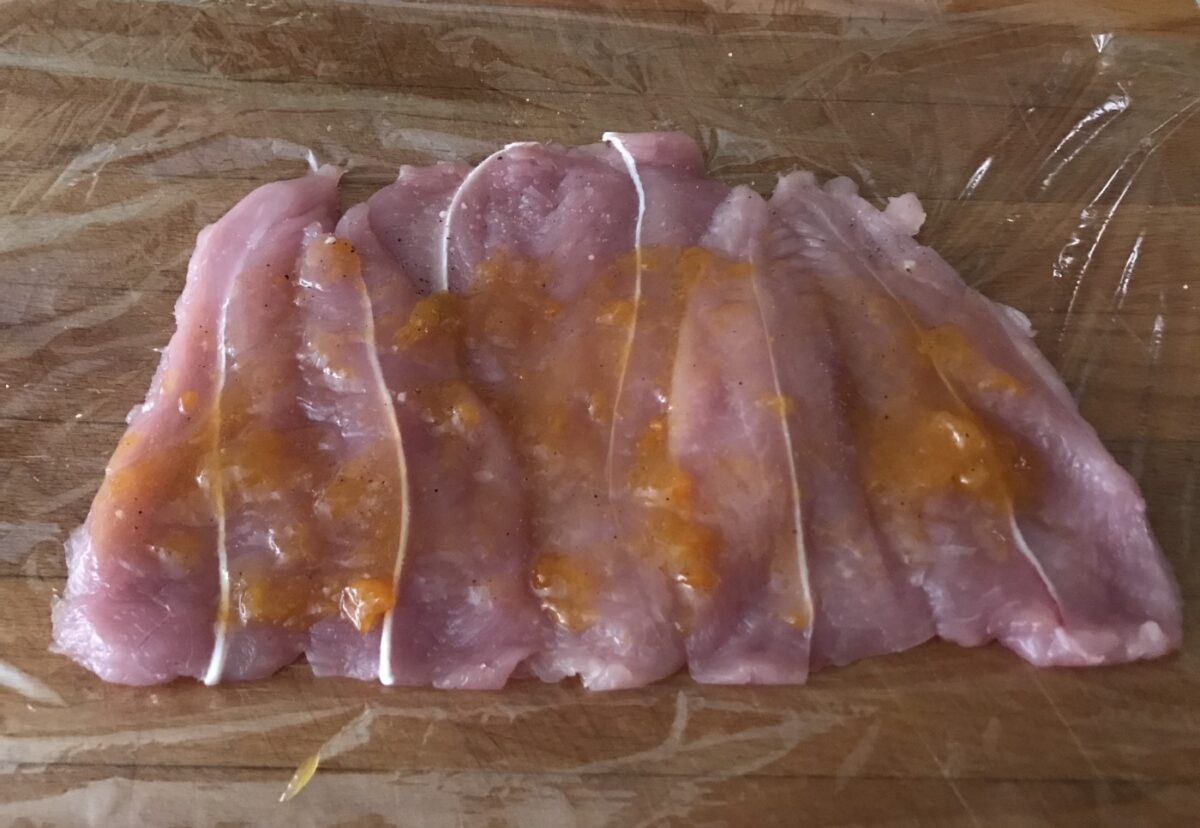 Pavo con costra de hojaldre relleno de orejones y piñones