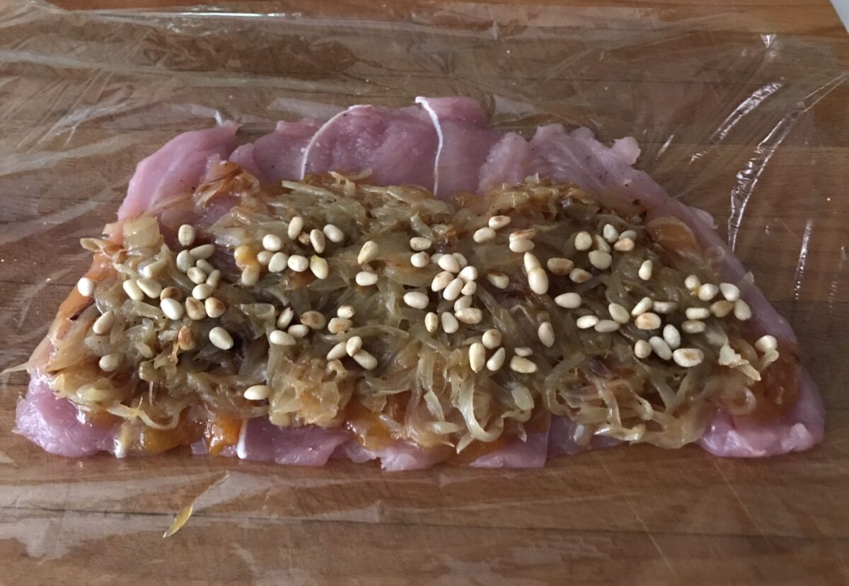 Pavo con costra de hojaldre relleno de orejones y piñones