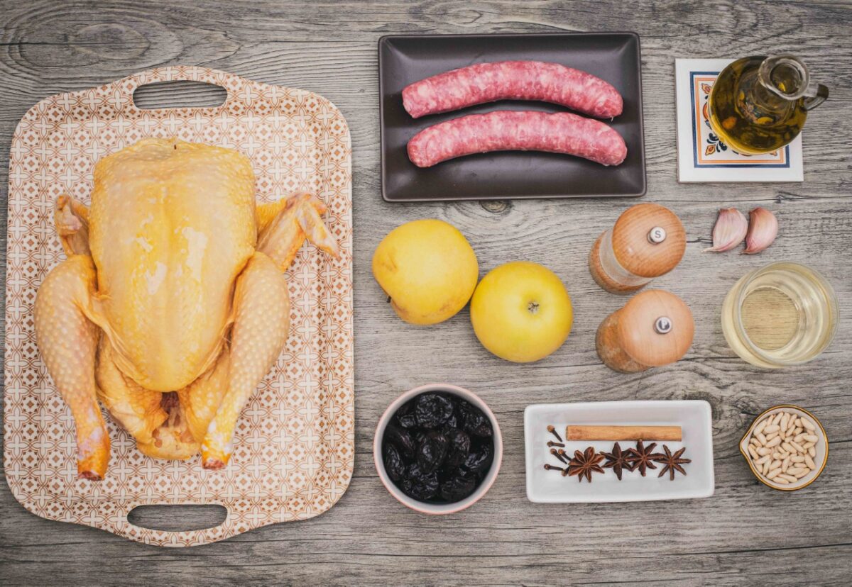 Pollo relleno de butifarra y manzana