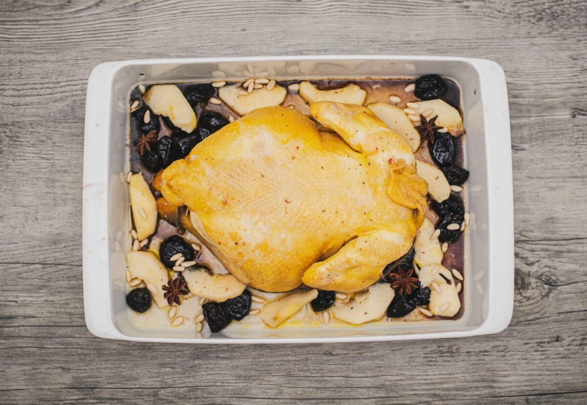 Pollo relleno de butifarra y manzana