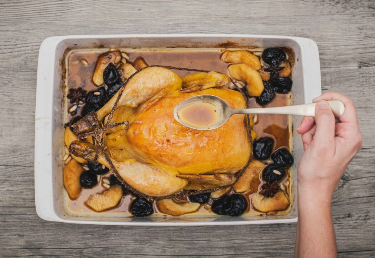 Pollo relleno de butifarra y manzana