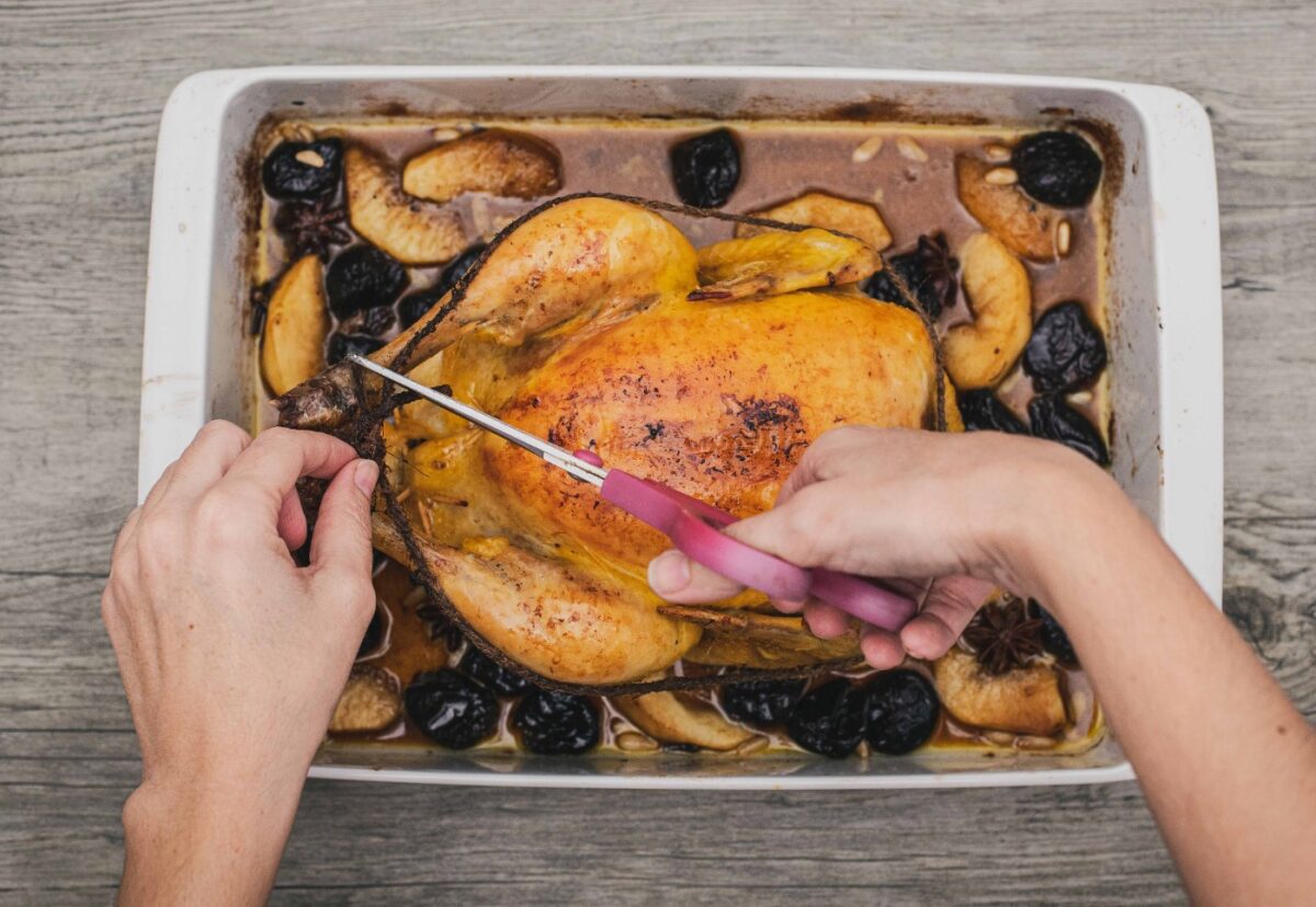 Pollo relleno de butifarra y manzana