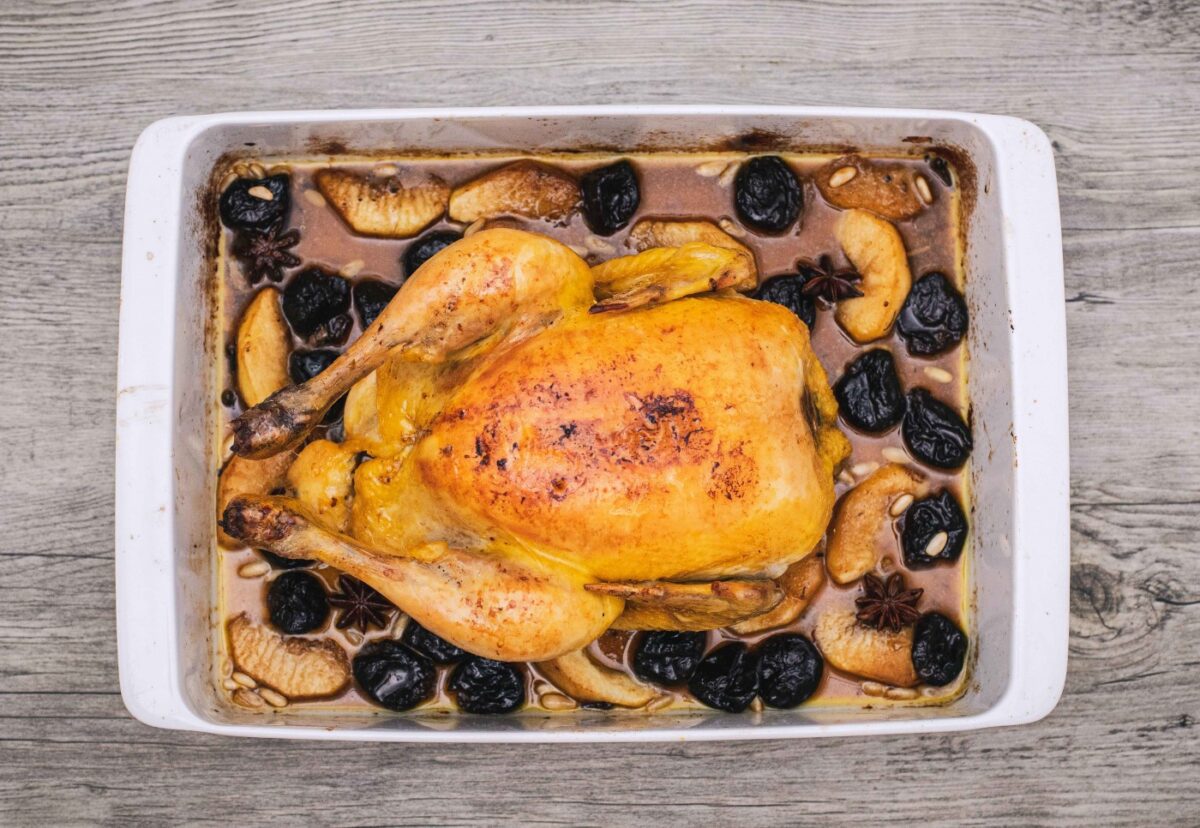 Pollo relleno de butifarra y manzana