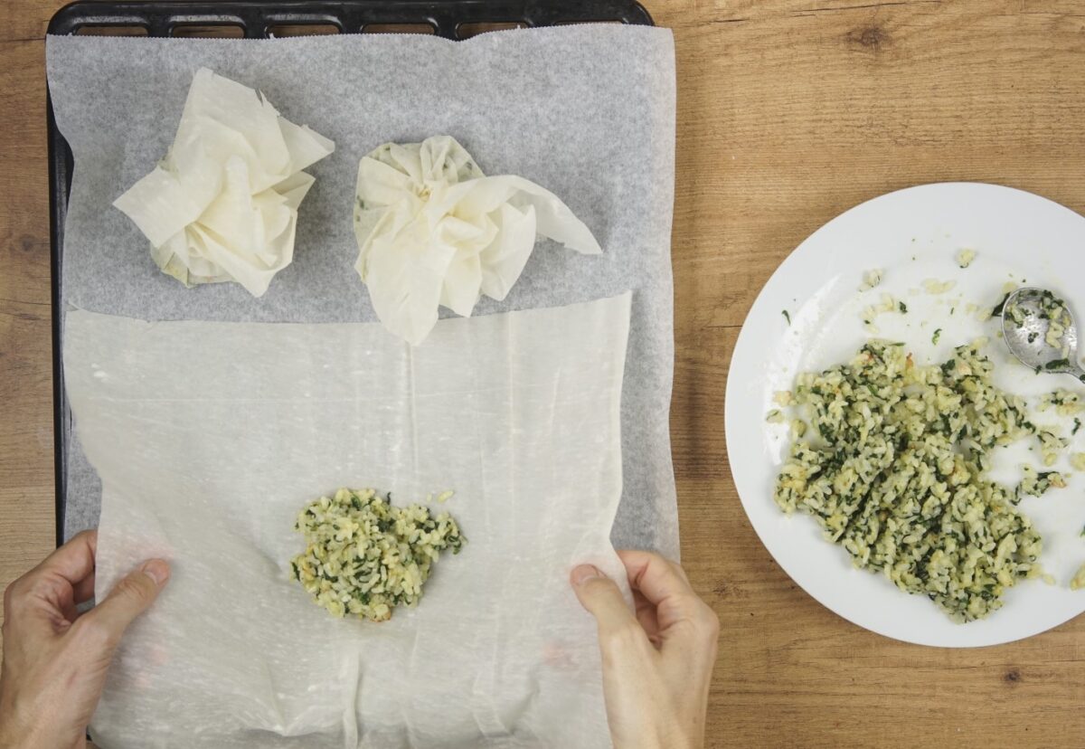 Saquitos de pasta filo de arroz con espinacas y marisco