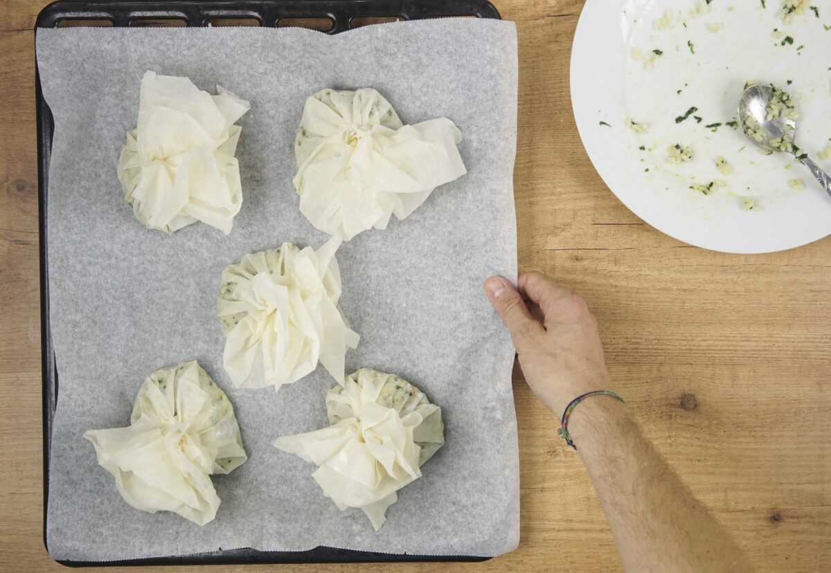 Saquitos de pasta filo de arroz con espinacas y marisco