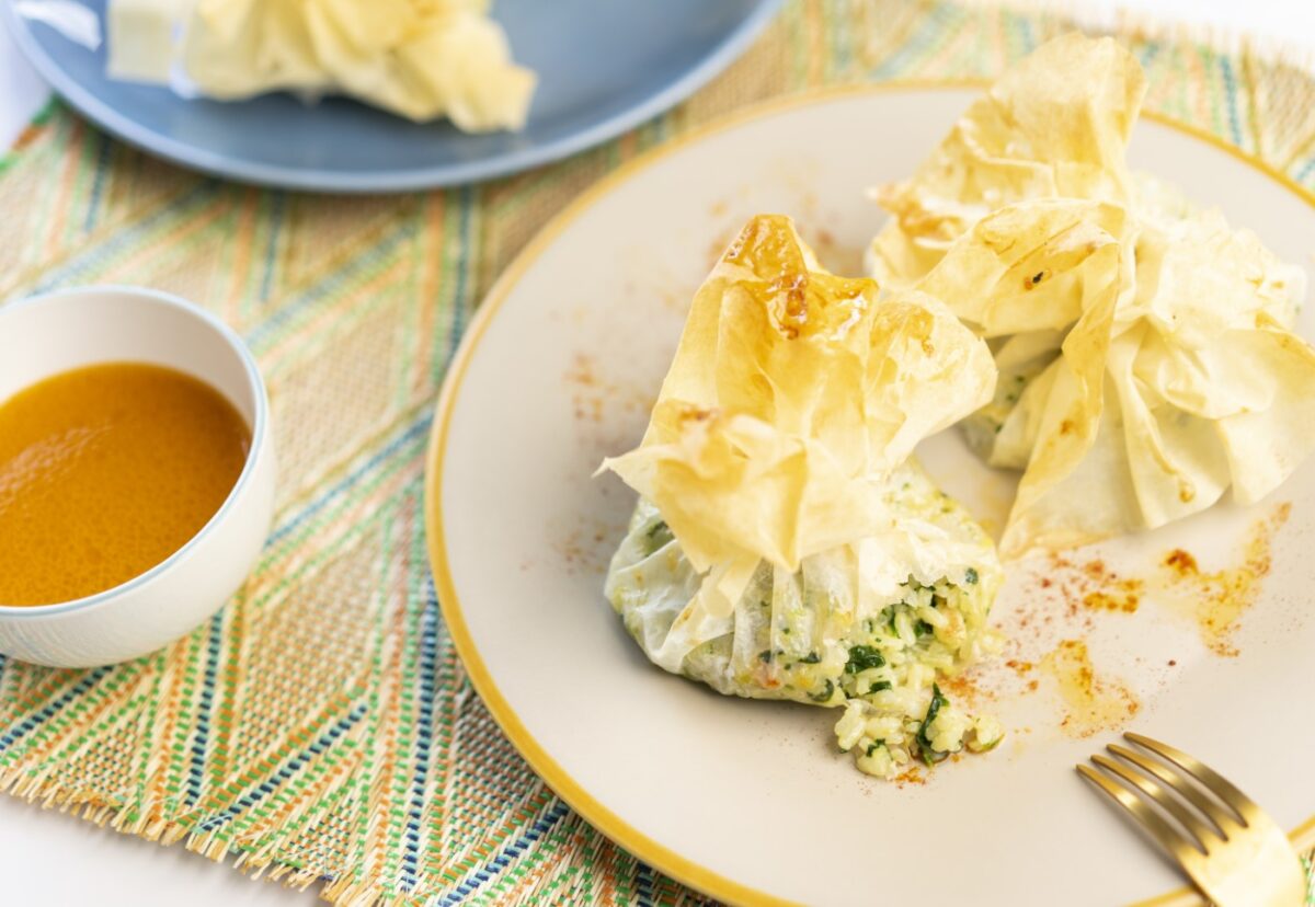 Saquitos de pasta filo de arroz con espinacas y marisco
