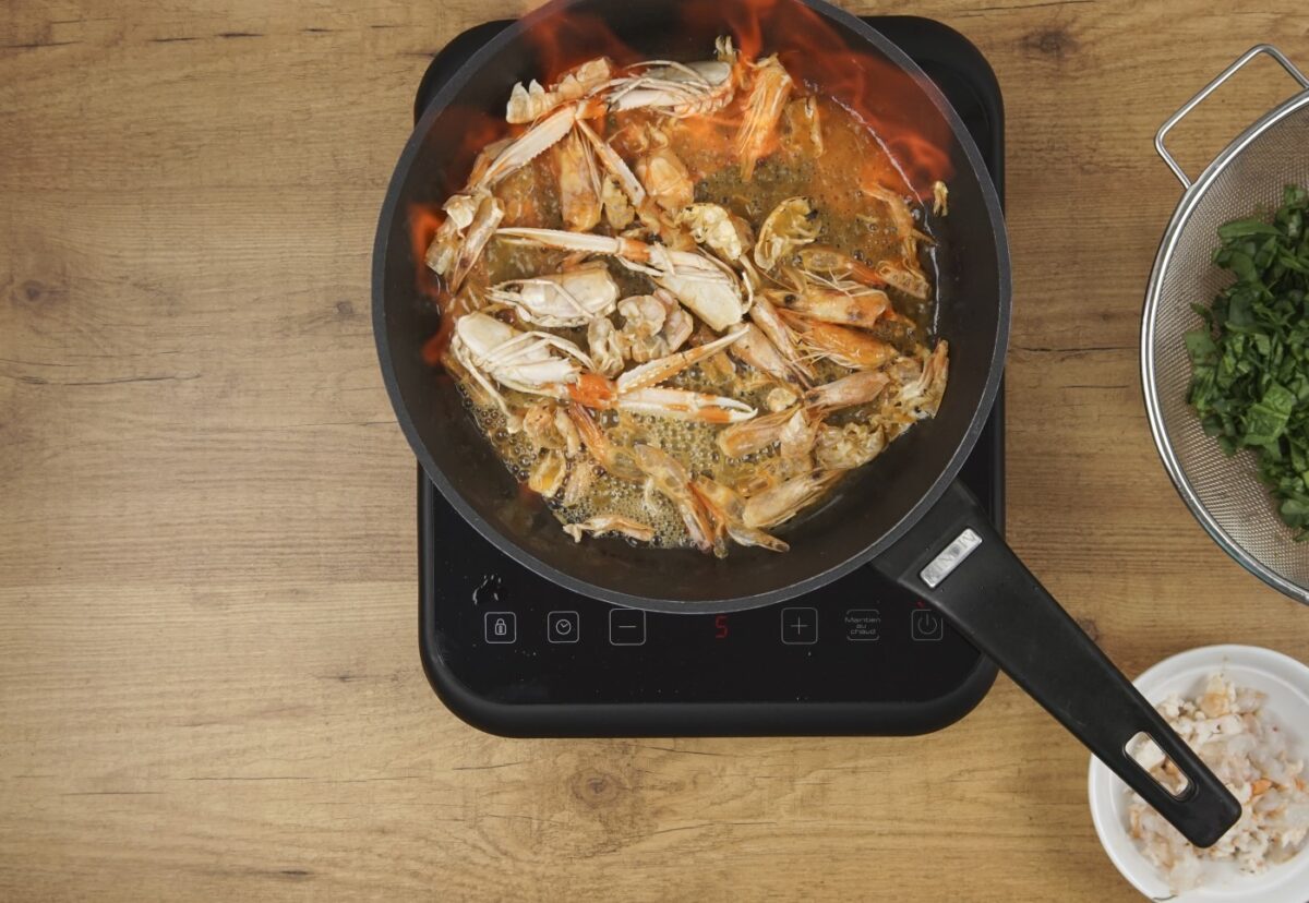 Saquitos de pasta filo de arroz con espinacas y marisco