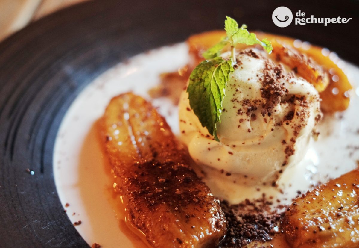 Bananas o plátanos flambeados al ron con helado de vainilla