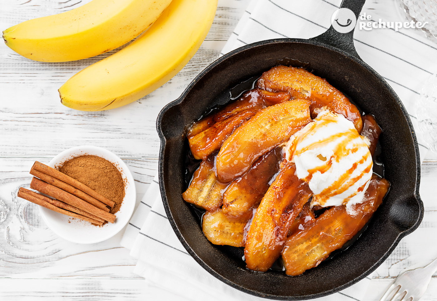 Bananas o plátanos flambeados al ron con helado de vainilla