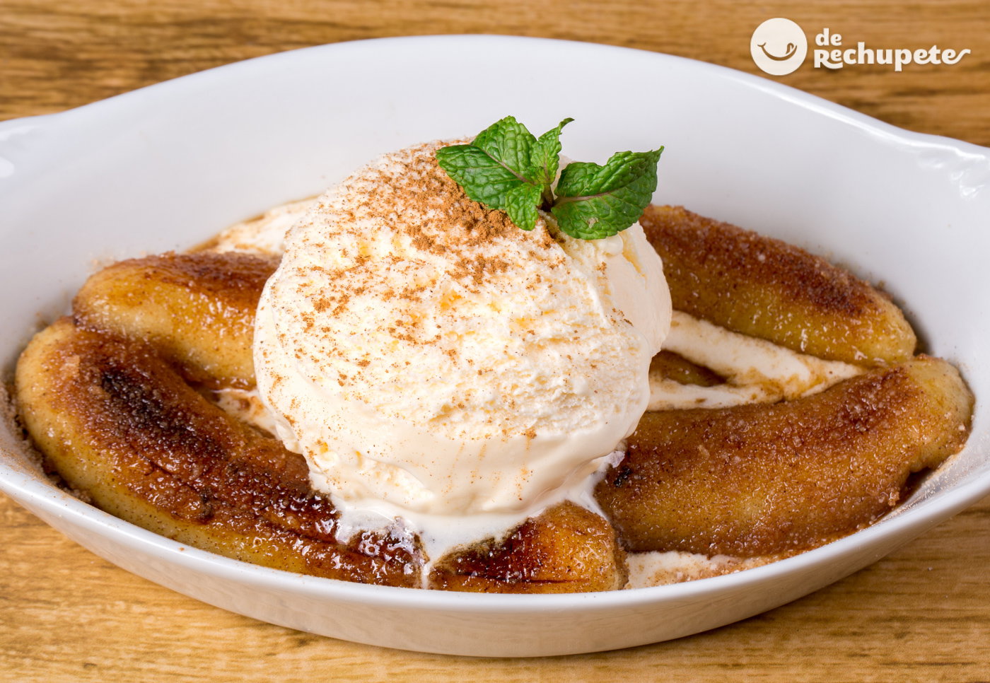 Bananas o plátanos flambeados al ron con helado de vainilla