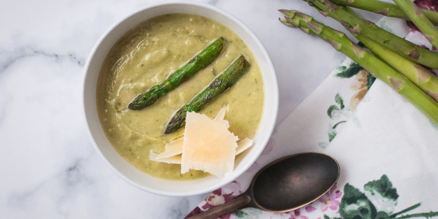 Crema suave de espárragos verdes o trigueros. Receta vegetariana