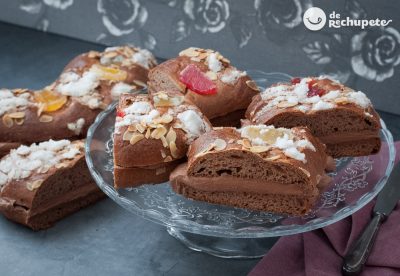 Roscón de reyes de chocolate relleno de crema de chocolate o trufa