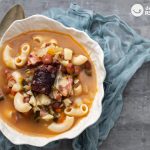 Sopa de verduras tradicional portuguesa. Sopa à lavrador