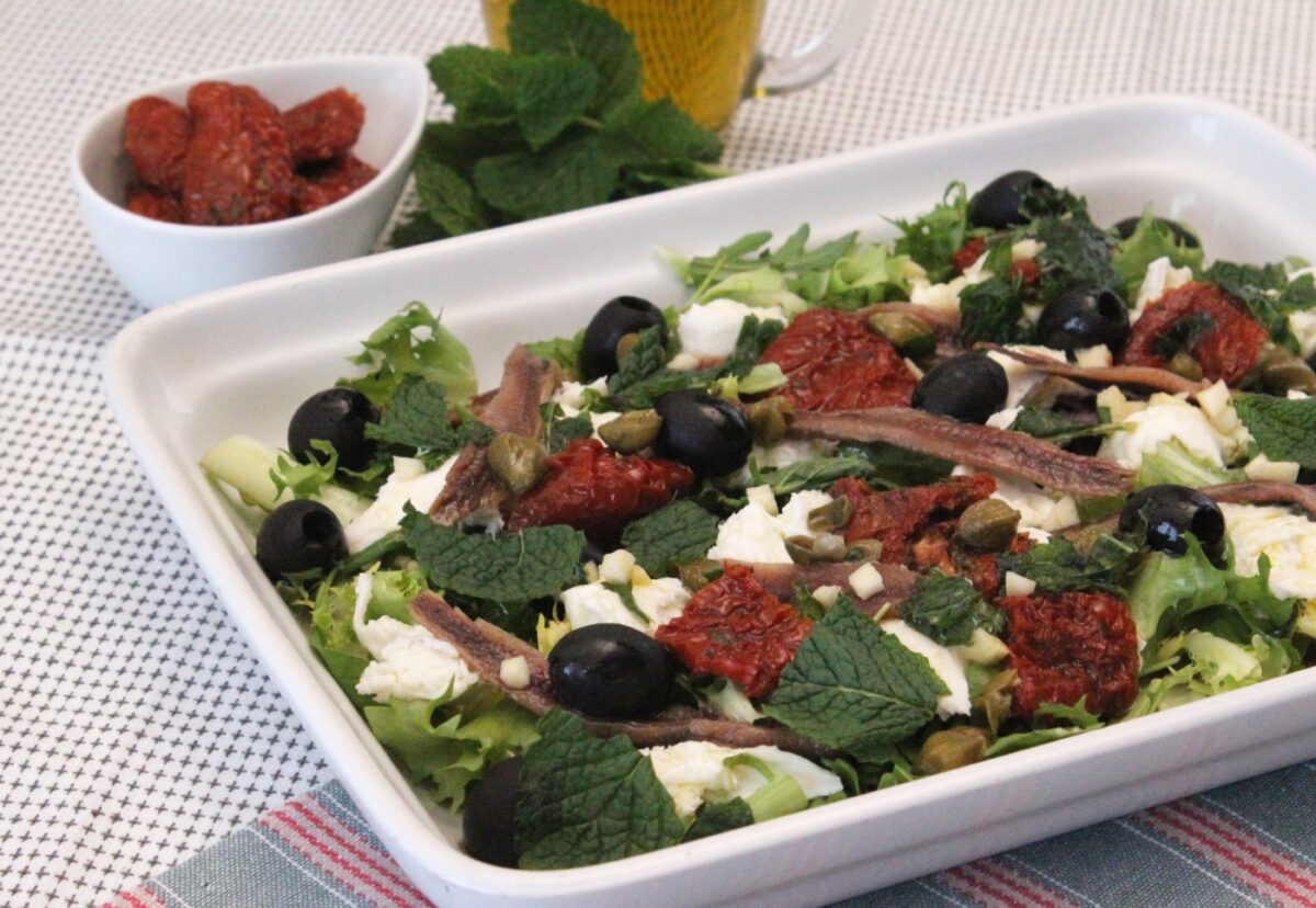 Ensalada mediterránea. Receta ligera, fácil y sabrosa