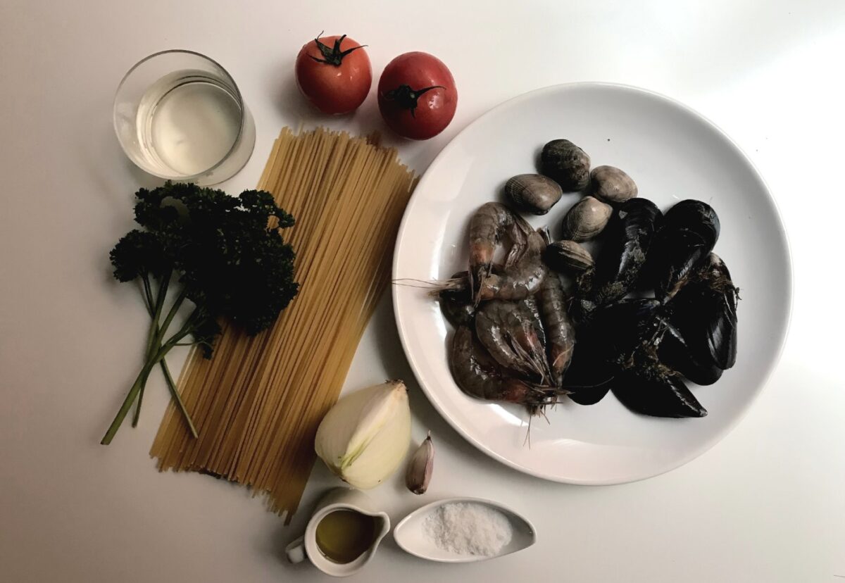Espaguetis con marisco. Receta de pasta fácil y deliciosa