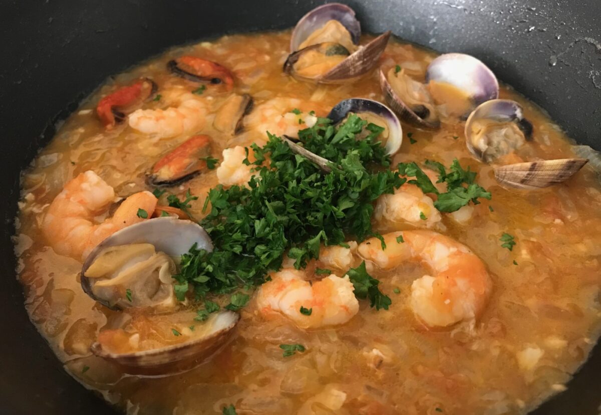 Espaguetis con marisco. Receta de pasta fácil y deliciosa