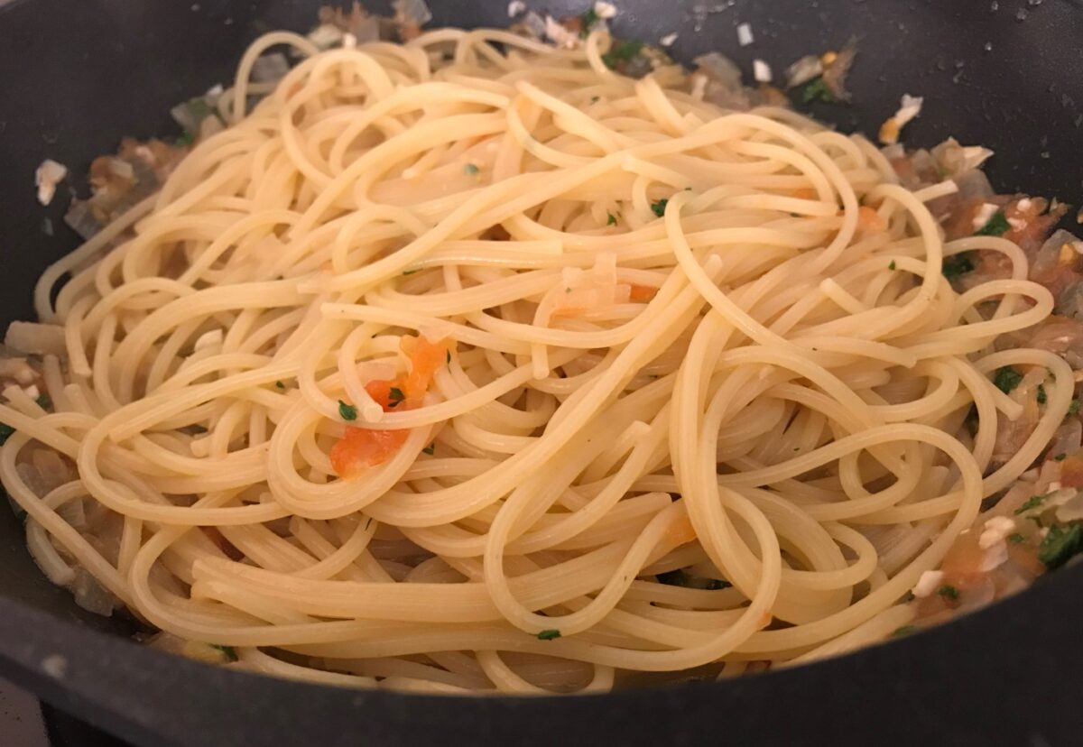 Espaguetis con marisco. Receta de pasta fácil y deliciosa