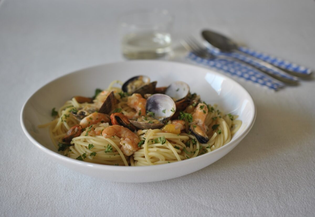 Espaguetis con marisco. Receta de pasta fácil y deliciosa