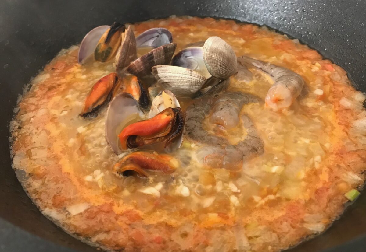 Espaguetis con marisco. Receta de pasta fácil y deliciosa