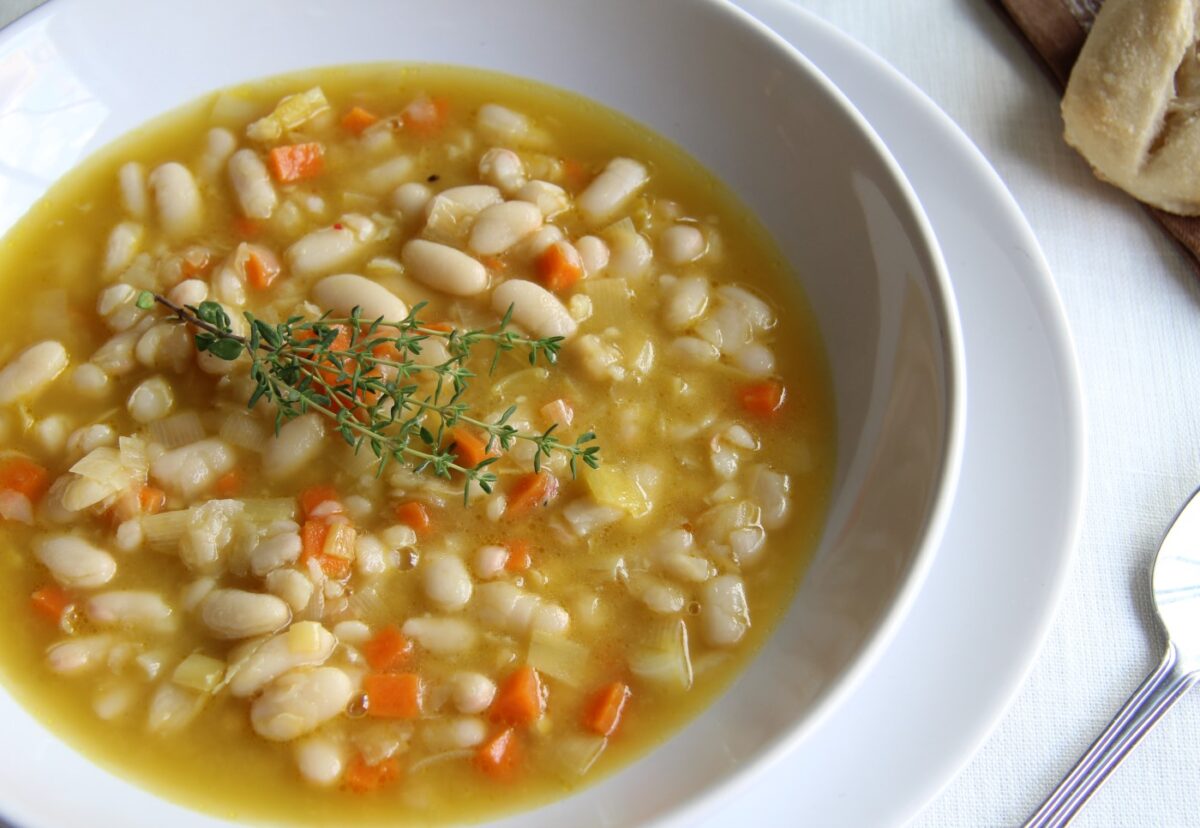 Fassoulada o sopa de alubias griega