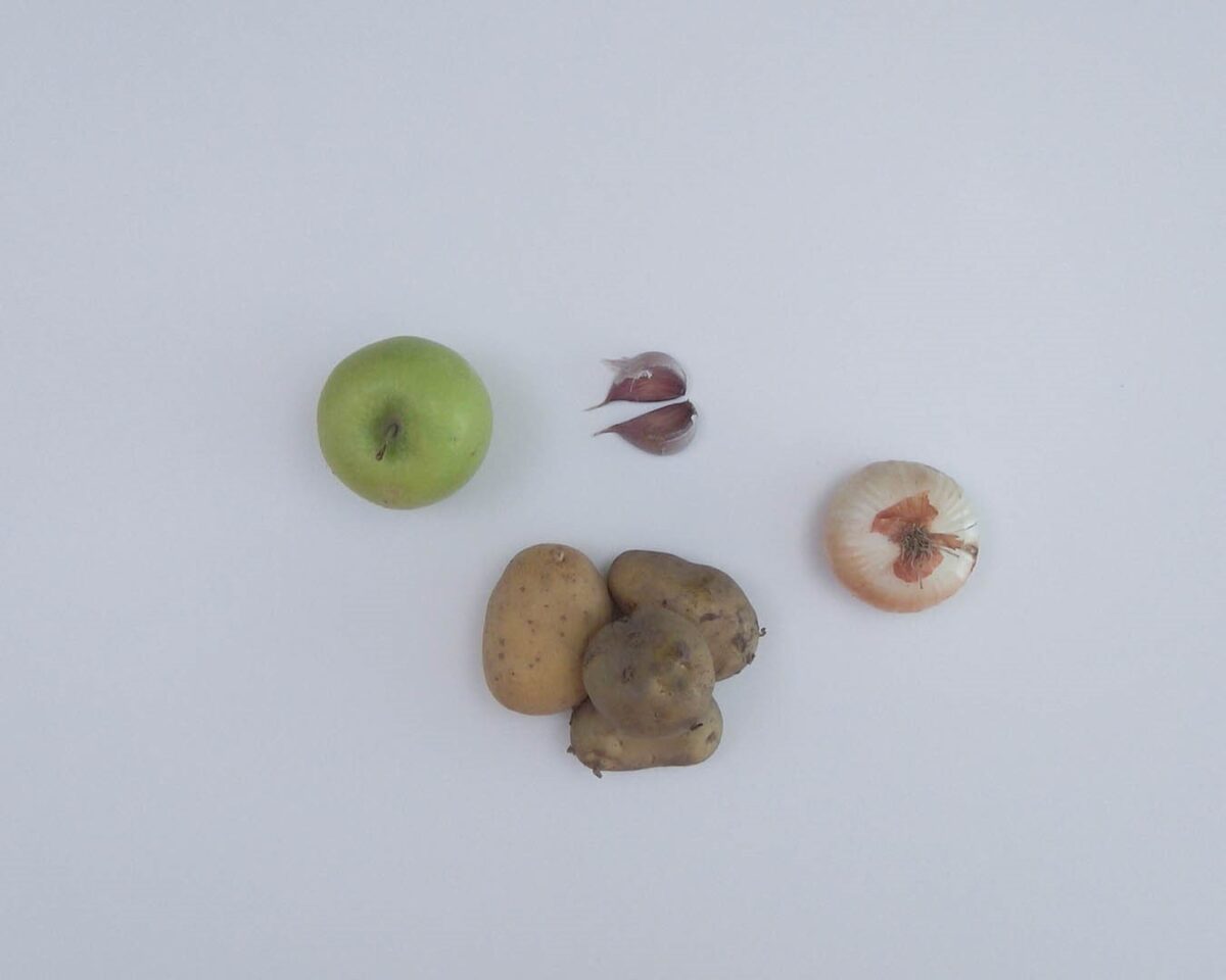 Lubina al horno con patatas, manzana y almejas