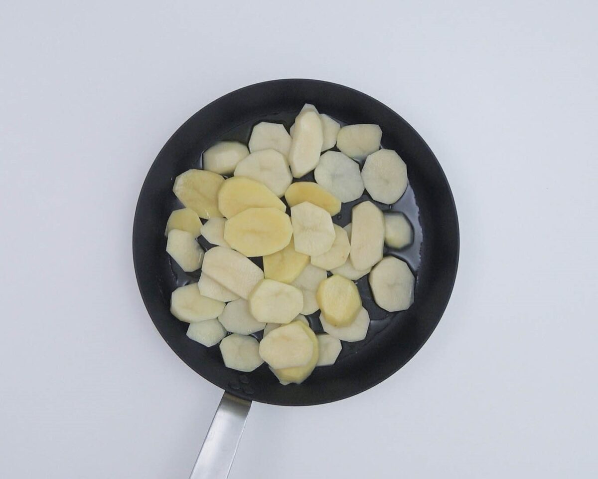 Lubina al horno con patatas, manzana y almejas