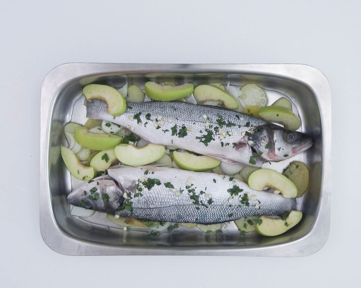 Lubina al horno con patatas, manzana y almejas