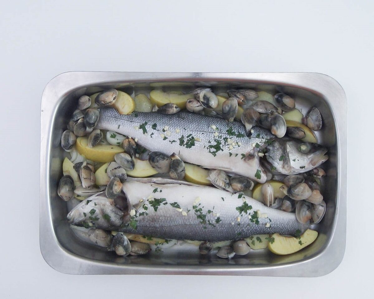 Lubina al horno con patatas, manzana y almejas