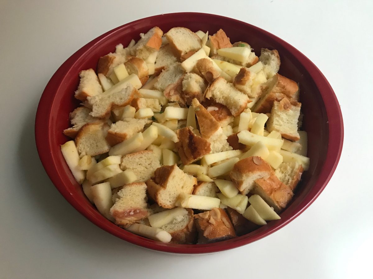 pudin de roscón de reyes y manzana paso 9