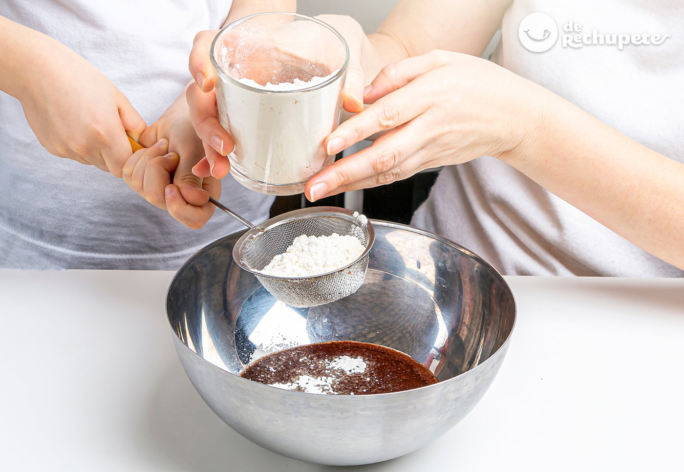 Tamizar. La técnica de cocina que siempre usarás en tus postres