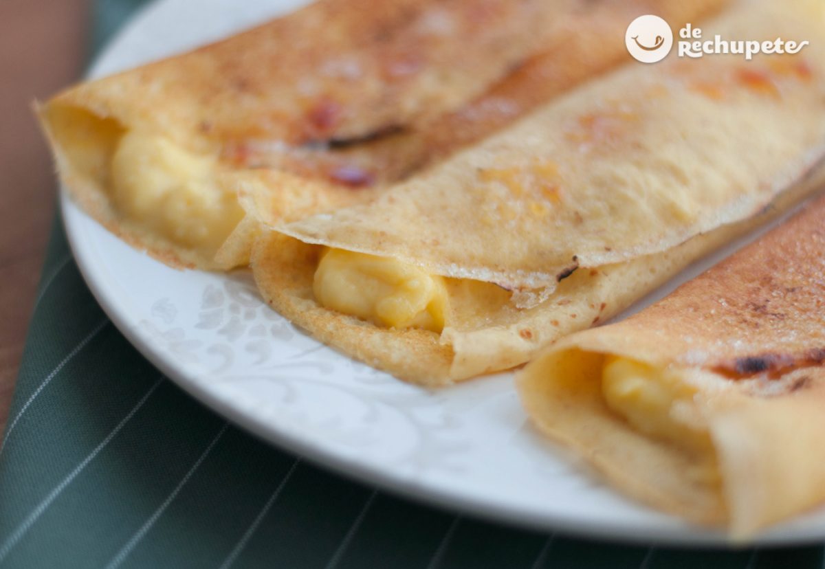 Filloas dulces caramelizadas rellenas de crema pastelera