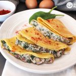 Filloas saladas rellenas de espinacas, jamón serrano y queso