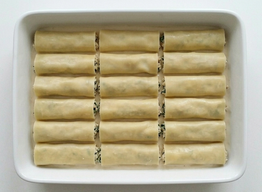 Canelones rellenos de bacalao, espinacas y piñones. Receta de Semana Santa