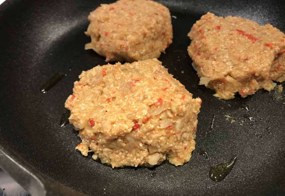 Hamburguesas vegetarianas con patatas, berenjena y pimiento