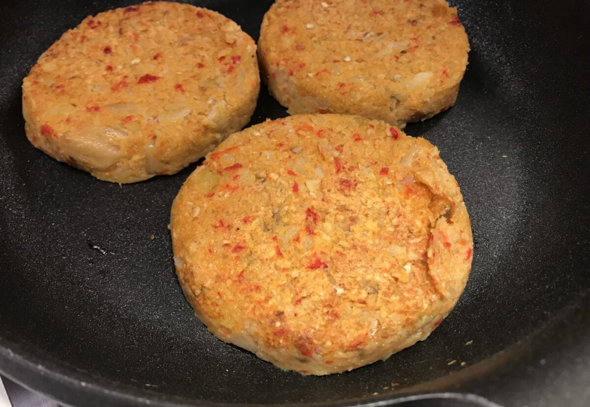 Hamburguesas vegetarianas con patatas, berenjena y pimiento