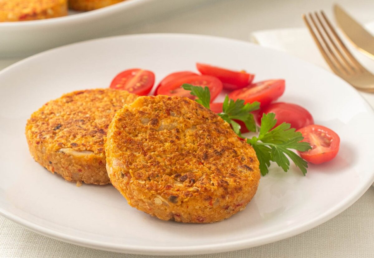 Hamburguesas vegetarianas con patatas, berenjena y pimiento