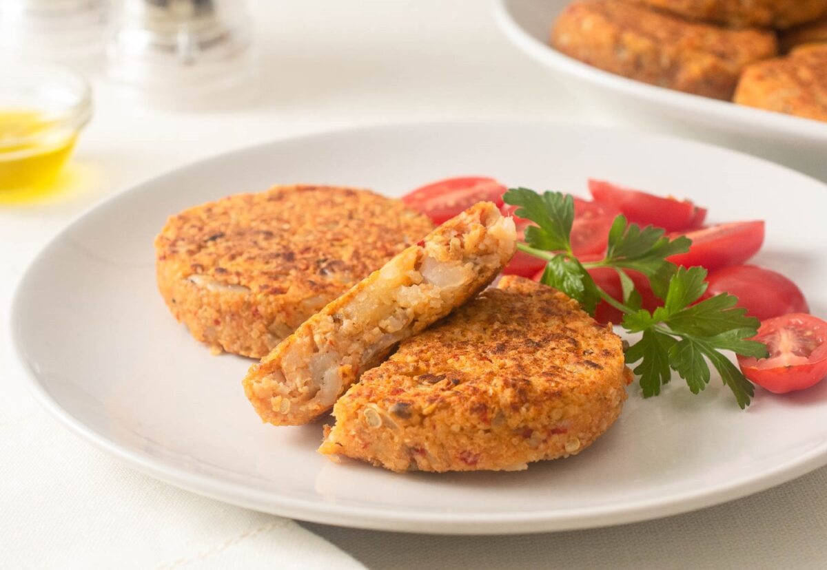 Hamburguesas vegetarianas con patatas, berenjena y pimiento