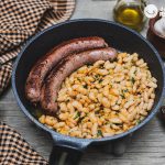 Butifarra con mongetes o alubias blancas. Receta catalana paso a paso