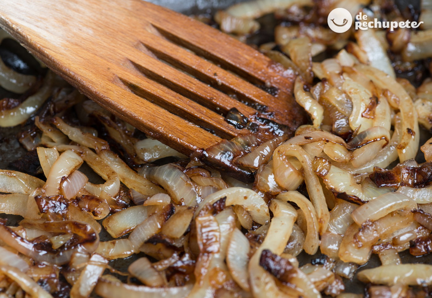 Cebolla caramelizada express o rápida. Trucos de cocina, azúcar, bicarbonato, microondas o THx