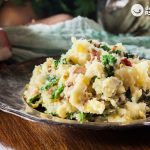 Colcannon. Puré de patatas con repollo y tocino. Receta irlandesa tradicional