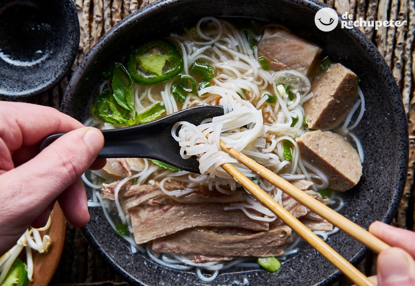 Sopa Pho de ternera o sopa de noodles vietnamita (Pho Bo)