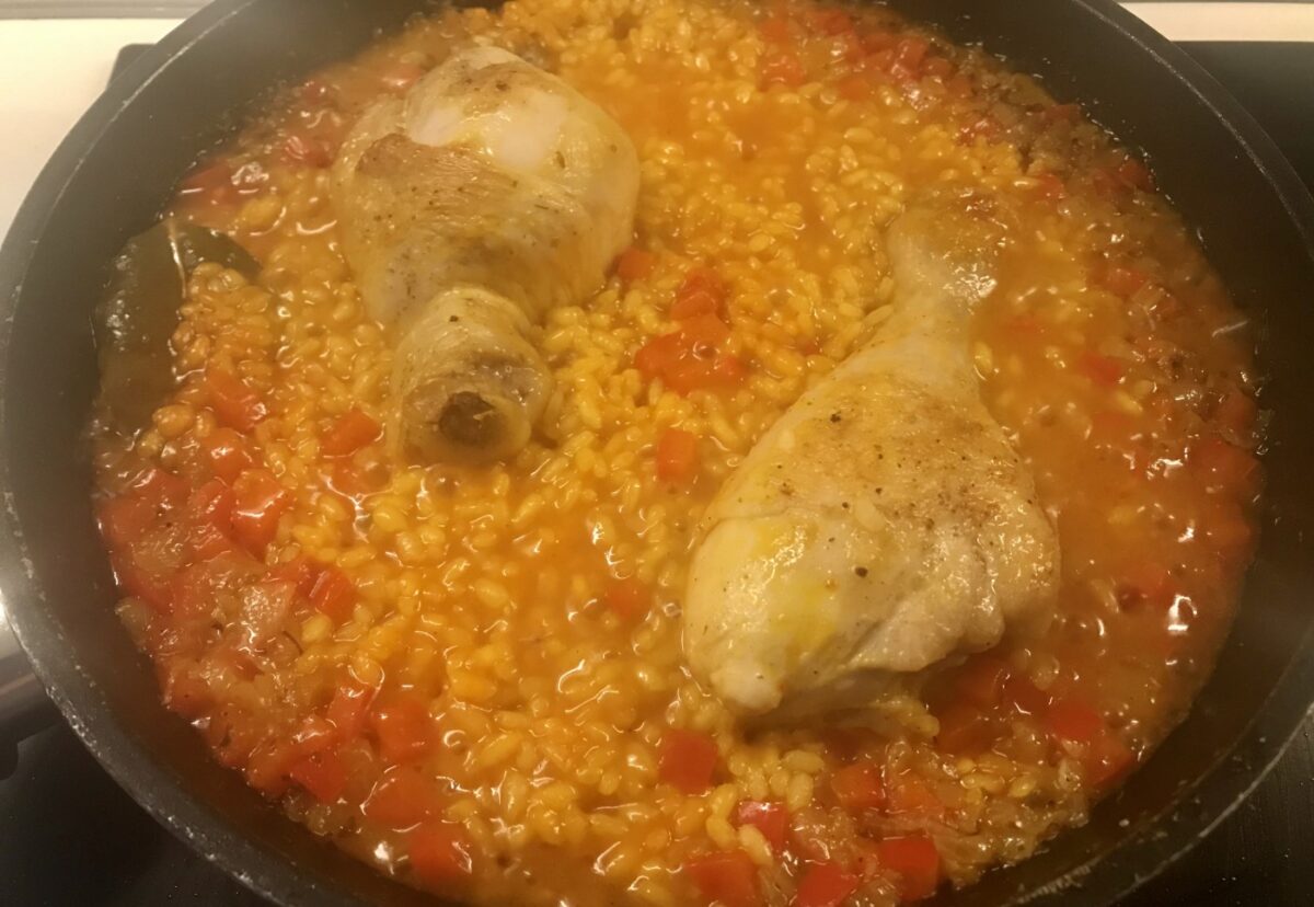 Arroz con pollo al estilo cubano