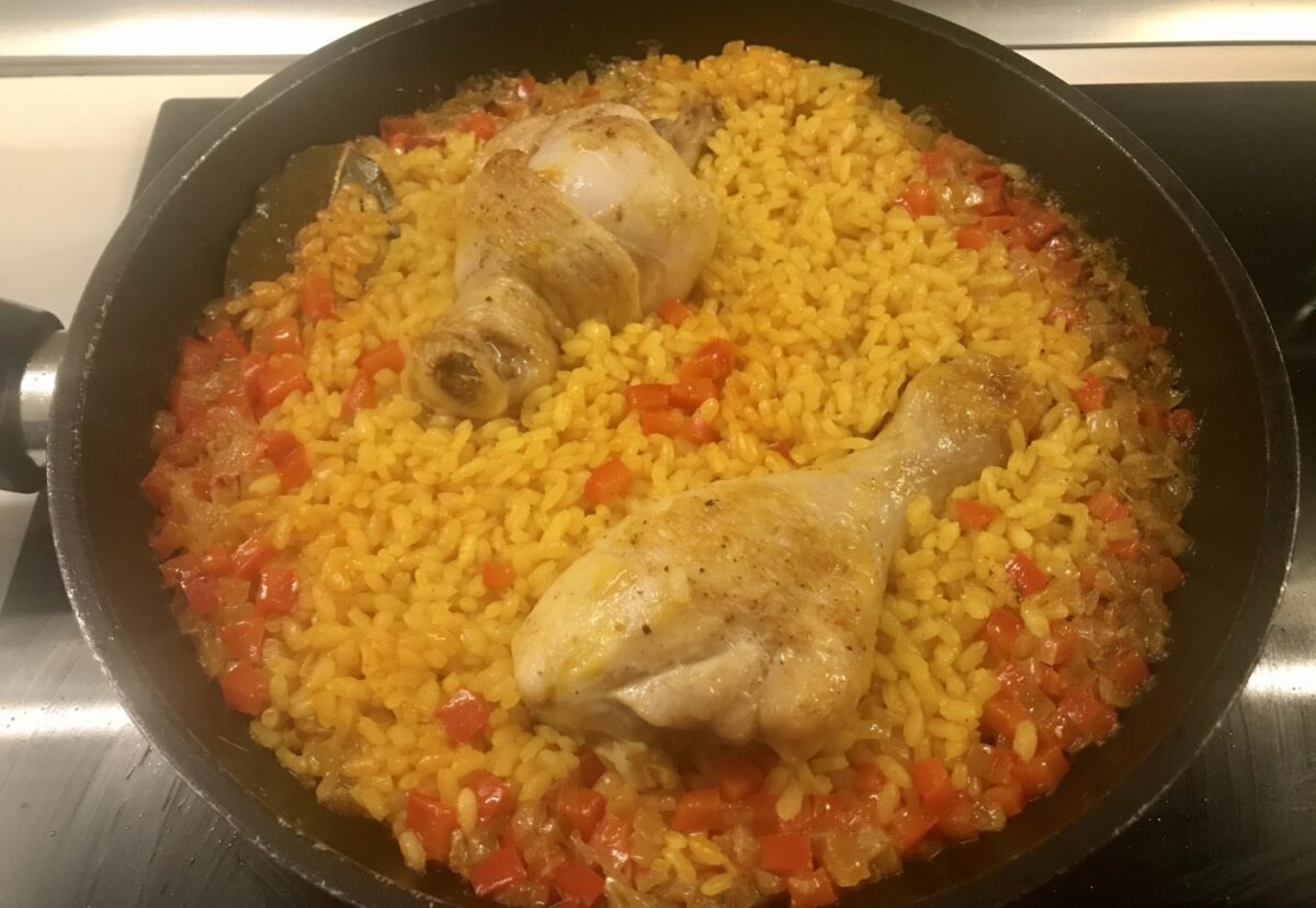 Arroz con pollo al estilo cubano