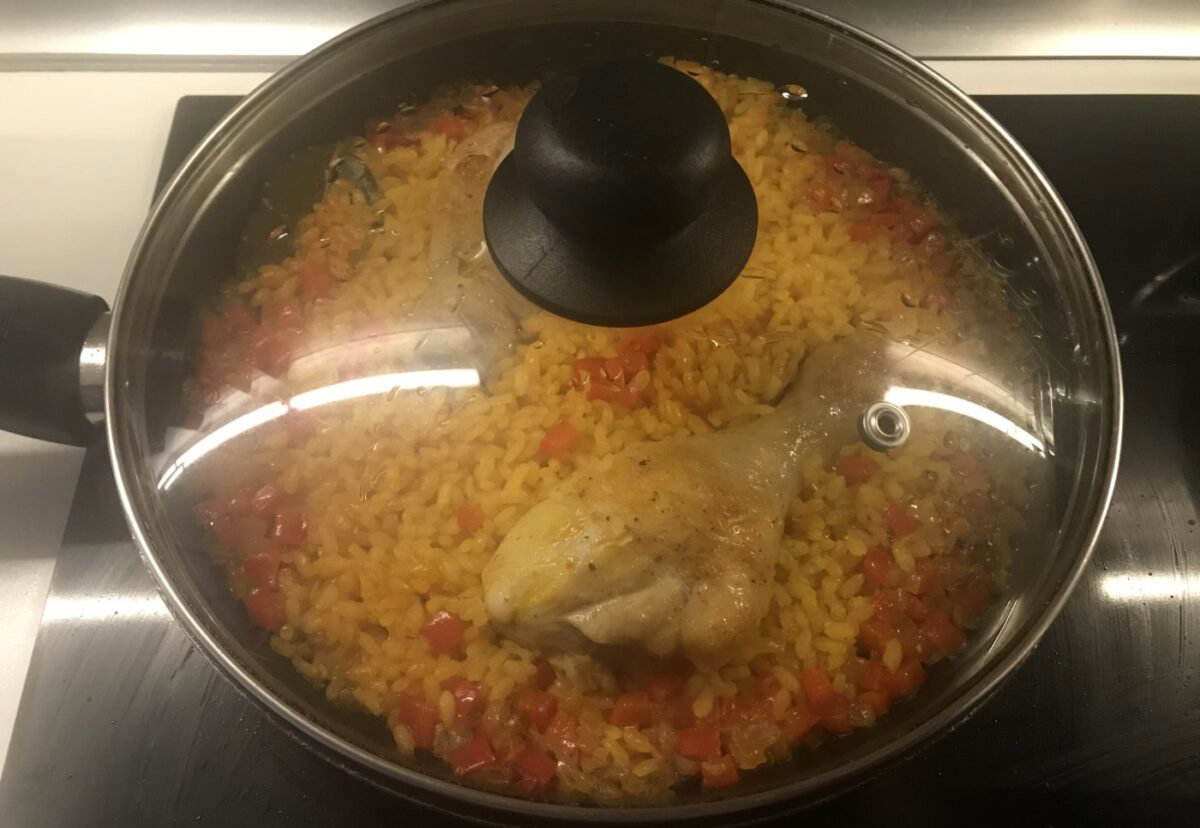 Arroz con pollo al estilo cubano
